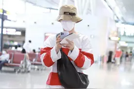 孙坚穿着一件红白条纹T，白色的裤子，阳光干净的大男孩图片