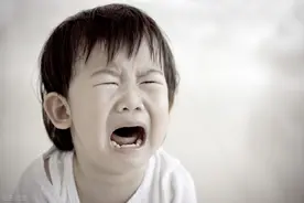 掌掴自闭症孙子，踹其屁股骂“无底洞”，老人带孩子，费力不讨好图片
