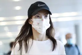 金晨穿搭白色长衫紧身短裤秀美腿，清秀素颜依旧美如邻家少女图片