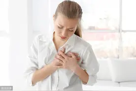 胸口游走性轻微疼痛，侧躺压着就会疼，平躺没事，这到底是怎么了图片