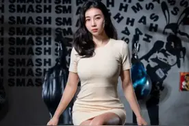 科比称她亚洲第一美女，詹姆斯和她合影手不知放哪，她就是张曼源图片