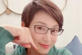 53岁港姐陈法蓉被隔离？晒照暗藏亮点，此前与蔡少芬亲吻好亲密图片