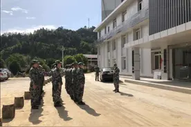 四川南充：阆中龙泉镇好热闹，应龙广场来了一队当兵的，咋回事？图片