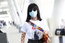 谭卓为秀身材太拼了，紧身衣叠穿T恤，皮裙勒出好多褶图片