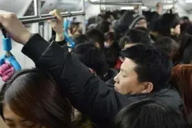 公交车上“人挤人”不违规，为啥私家车抱个小孩就算超载？图片