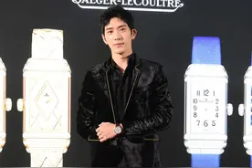 井柏然一身黑衣，气质典雅如贵公子图片