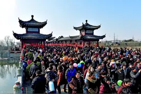 正月十六“走百病”，老传统炸麻花、撩人骂，出门走走，驱病除灾图片