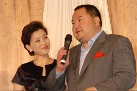 杨澜站200斤老公身边好显瘦，连衣裙配丝袜精致，全程小女人状态图片