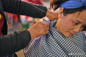 广西南宁：街头露天传统“修面”美容，爱美女性趋之若鹜图片