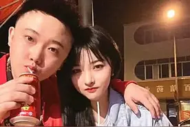 网红次惑小仙女人设崩塌，对着镜头做出不雅举动，可乐一脸嫌弃图片