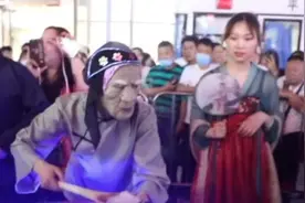 市民排队领取男子孟婆汤，现场被围得水泄不通图片