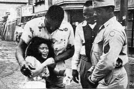 直击投降后的日本社会：女孩街头被美军强行搂抱，日本兵沦为车夫图片