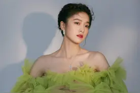 张雪迎越来越惊艳，草绿色都穿得这么高级，“锁骨杀”太迷人图片