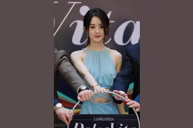 为了秀肌肉却穿错了衣！赵丽颖出席活动又美又自信，却暴露差比例图片
