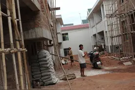 城里的叔叔掏钱，用侄子的农村户口建房！这栋二层小楼究竟属于谁图片