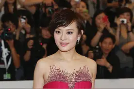 孙俪好身材快要包不住！一袭红裙玲珑身材太惹眼，曲线感太强了图片