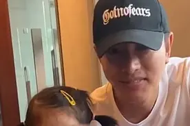 网友偶遇贾乃亮，提到甜馨后脸色骤变，神情落寞疑太久没见女儿图片