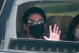 杨洋现身北京机场 路遇粉丝暖心互动图片