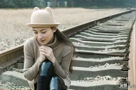 废弃铁轨上的女孩，不知在思考什么图片