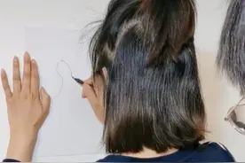 方琼社交平台晒儿子，母子玩后背画画的游戏，16岁儿子比妈妈还高图片