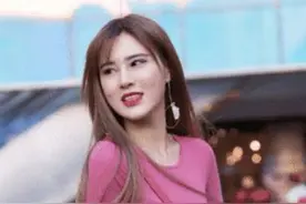 街拍：美女穿破裤子展现完美的腿线图片