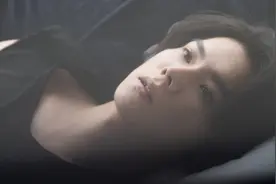 「纯日动静型男」杨宇腾为抒情单曲《水蓝色情人》MV 帅气湿身图片
