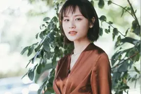 叶一茜真不愧是田亮的老婆，穿棕黄色连衣裙配短发凹造型，美翻了图片