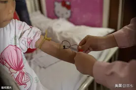 母女三人吃一份快餐，天真遇到病魔，无解的亲情在苦苦坚持图片