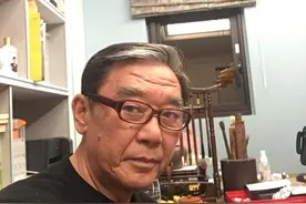 68岁老戏骨李立群晒照，头发花白老态十足，4年前才还清外债？图片