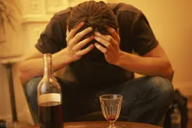 醉酒第二天要喝一小杯“回魂酒”，到底有没有用图片