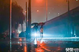 他们在暴雨中匆匆赶路图片