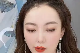 主持人余声产后复出，形象娇羞可人，身体恢复像少女图片