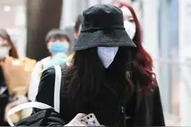 段小薇淘汰后现身机场，帽子遮脸不敢见人！图片