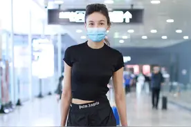 坚持健身的人就是不一样！张蓝心黑色紧身T恤+运动裤帅气又有型图片