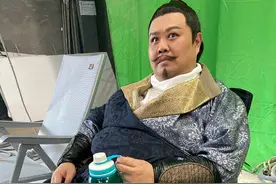 岳云鹏为相声搭档庆生，喊"宝贝"太肉麻！孙越手中水杯才几十元图片