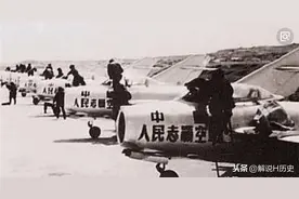 被击落的美军王牌飞行员挺直身躯，向我军飞行员行了一个标准军礼图片