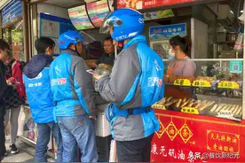 骑手困在保费里：3元保险，平台一年赚走20亿，网友：太不要脸图片