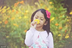 同事抱2岁女儿路边嘘嘘：父母缺失性别意识，是给孩子性教育埋雷图片