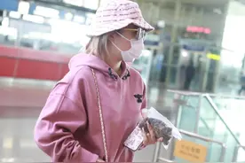 真的瘦了好多！王菊戴“三件套”低调现身，春季甜美风穿搭太罕见图片