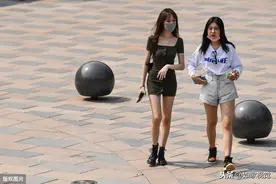 北京最高气温达31℃，三里屯美女云集性感迷人，看起来千娇百媚图片