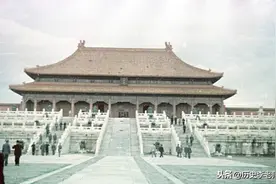 开国大典前夕北京故宫：清理出25万立方垃圾，屋顶长草，韵味十足图片