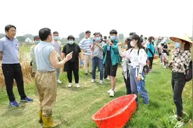 “927帮你团”团长走进洪湖华贵考察图片
