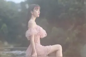 张檬分享美照，身穿粉色泳衣，身材凹凸有致，肤白胜雪图片