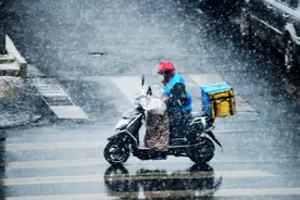 北京连下2天大雪，外卖小哥冒雪奔波，网友：好兆头图片