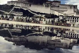 流浪在雪域高原，一个人，孤单的走着。图片