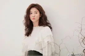 宋慧乔情人节曝光一组画报，羊毛卷发型时髦又可爱，是洋娃娃本人了图片