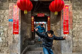 半个月亮升起来，童年故乡的记忆挂在了半空图片