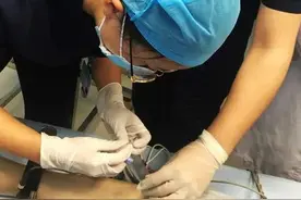 男子一边吃油条一边走动说笑，突然意识丧失摔倒在地，直接被送进ICU图片