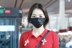 真是甜美美少女一枚！红色POLO衫搭配黑色短裙，好身材羡慕不来图片