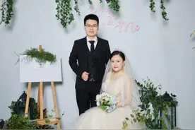 遗憾，但不后悔！医生伉俪为救路人错过集体婚礼图片